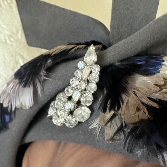 OPULENT 1950s' GRAY FELT COCKTAIL HAT + RHINESTONE BROOCH + IRIDESCENT FEATHERS - Picture 9 of 11